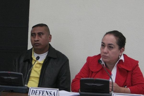 Víctor Manuel Vega Retana, agente del Sistema Penitenciario, junto a su abogada Carmen Fuentes. (Foto Prensa Libre: Alejandra Martínez)