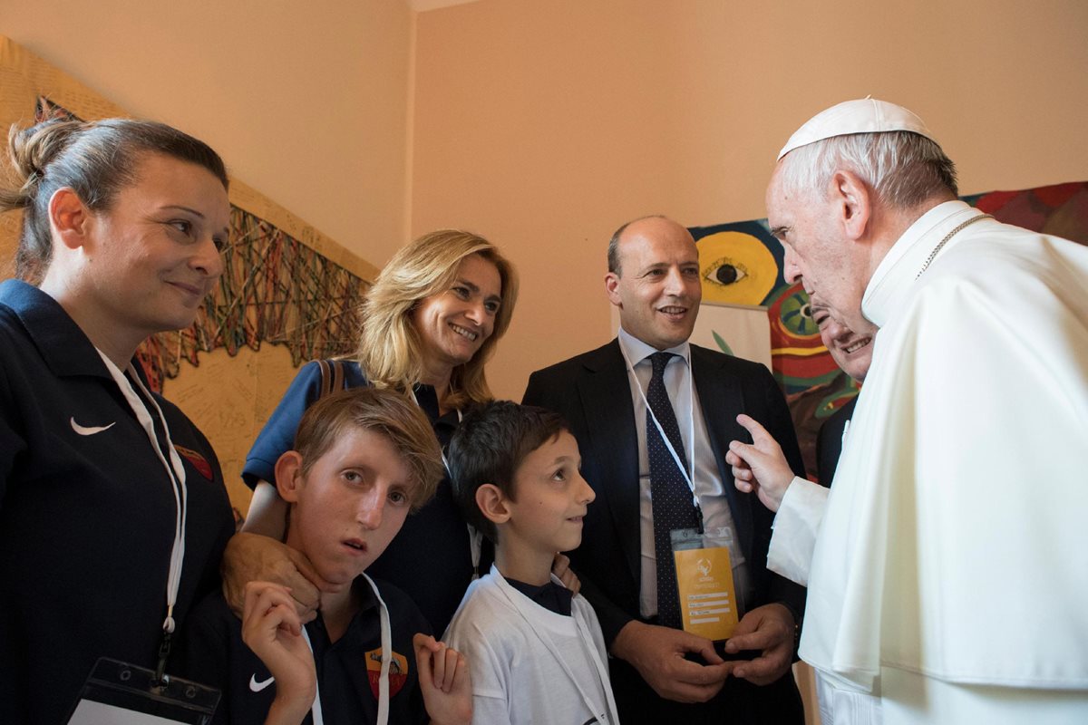 El Papa Francisco conversa con varias personas durante su visita al palacio San Calixto, con motivo de la inauguración de la institución educativa "Scholas Occurrentes" en el Vaticano. (Foto Prensa Libre: EFE)