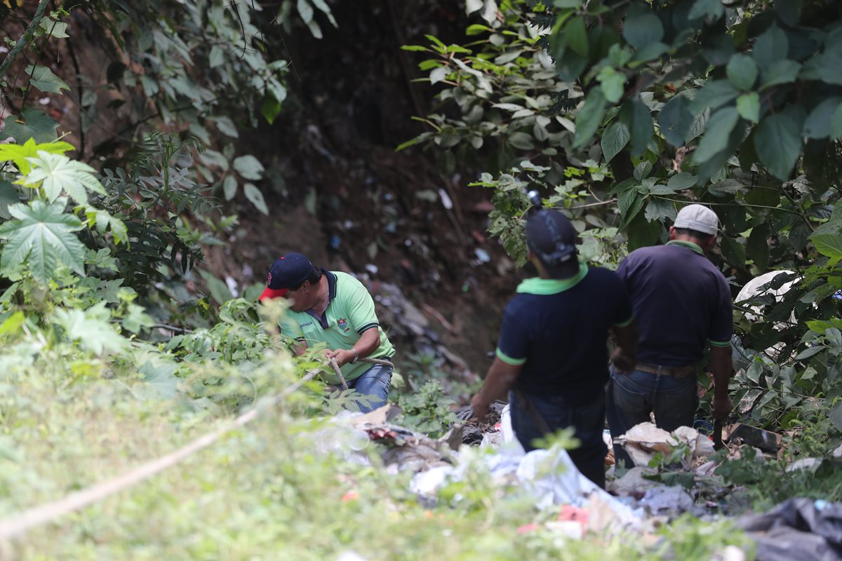 Colaboradores de la Municipalidad de Guatemala bajan al barranco para verificar el estad de los taludes. (Foto Prensa Libre: Erick Ávila)