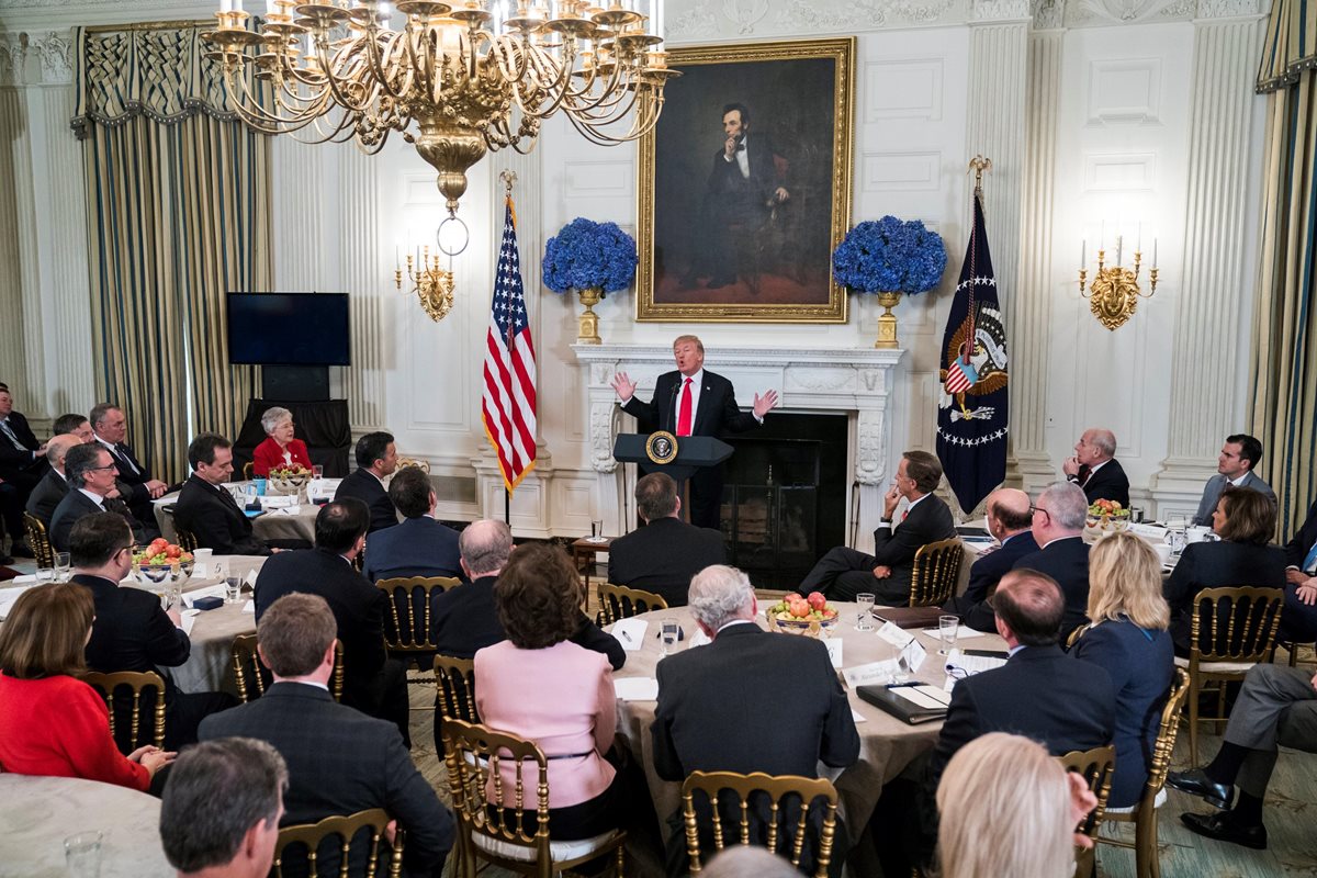 Donald Trump (c), participa en una reunión para prevenir balaceras con diferentes gobernadores en la Casa Blanca, Washington D.C, Estados Unidos.(Foto Prensa Libre:EFE).