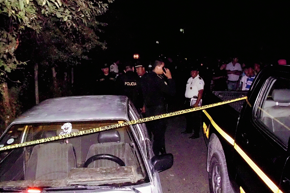 El cadáver de German Alvarado Mejicanos quedó a un costado de un automóvil. (Foto Prensa Libre: Héctor Contreras)
