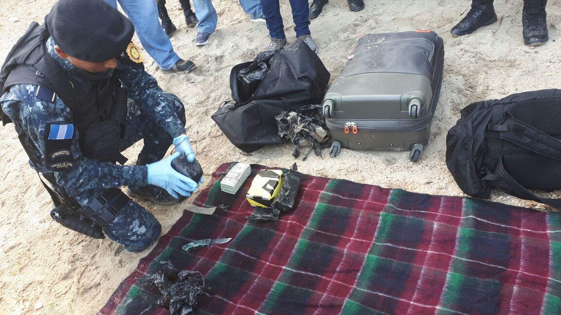 Dos mexicanos y dos guatemaltecos detenidos en Izabal, por transportar maletines con dólares en una aeronave. (Foto Prensa Libre: PNC)