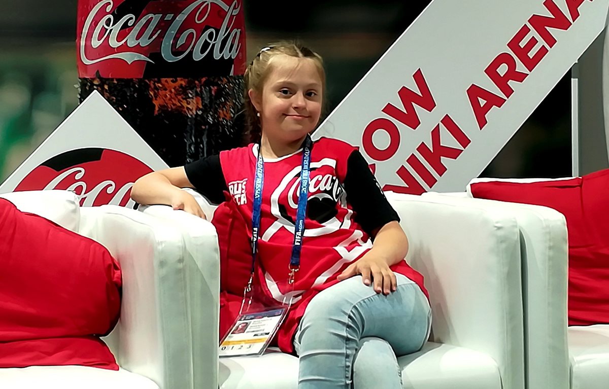 Una joven deportista rusa con síndrome de Down, Angelina Makárova, de 12 años, ayudará mañana al arbitro a lanzar la moneda en el partido inaugural del Mundial entre Rusia y Arabia Saudita. (Foto Prensa Libre: EFE)