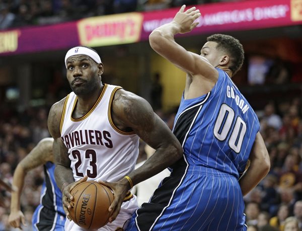 LeBron James cumplió una semana brillante con los Cavaliers de Cleveland (Foto Prensa Libre: AP)