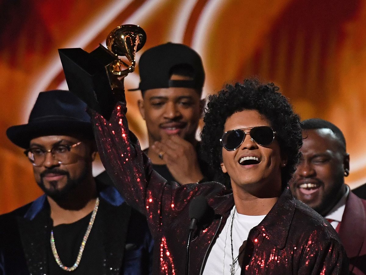 Bruno Mars recibe su tercer Grammy luego de haber ganado la categoría a MEjor Álbum del año en la gala número 60 de los premios Grammy. (Foto Prensa Libre: AFP)