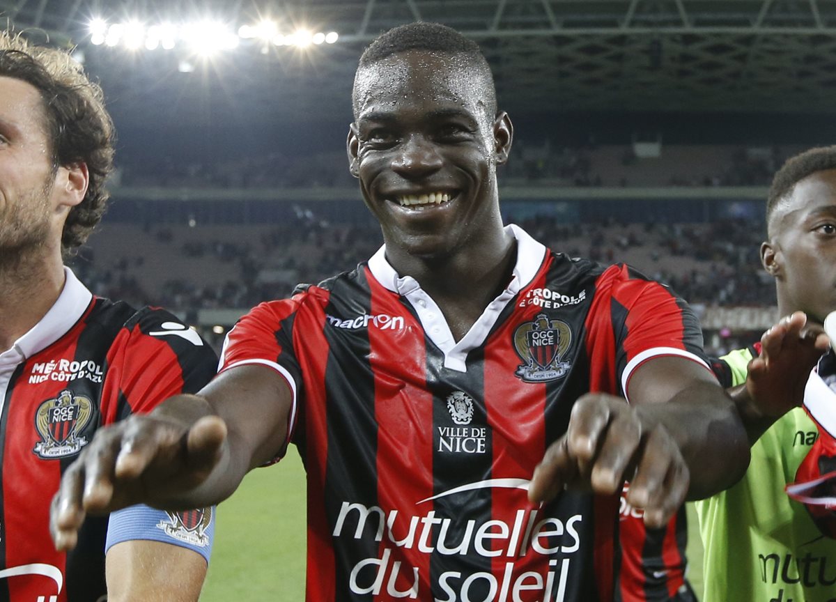 Mario Balotelli se mostró muy sonriente luego del juego contra el Marsella. (Foto Prensa Libre: AFP)