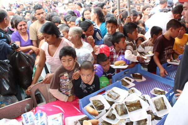 Cinco mil juguetes, e ingual cantidad de tamales, fueron entregados por la Municipalidad. (Foto Prensa Libre: Oswaldo Cardona)<br _mce_bogus="1"/>
