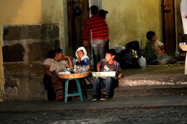 Algunos niños acompañan a familiares que trabajan como   vendedores callejeros. (Foto Prensa Libre: Renato melgar).