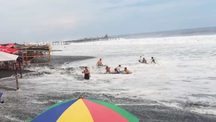 Las olas en las playas del Pacífico llegan hasta los dos metros, por lo que se sugiere a los visitantes de las playas tomar sus precauciones. (Foto Prensa Libre: Cortesía IGSS)