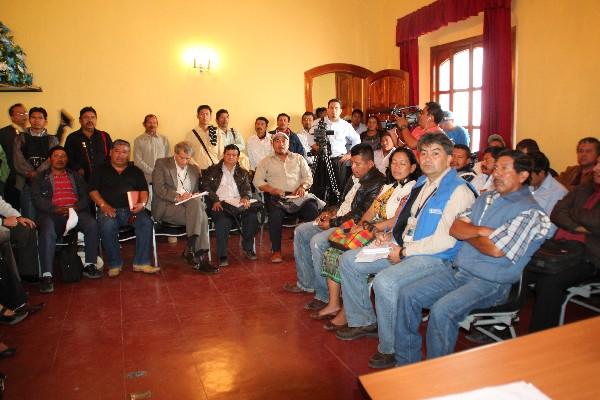 Vecinos y líderes comunitarios, durante reunión en Gobernación de la ciudad de Huehuetenango.