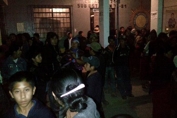 Vecinos de Nebaj exigen a la Policía la captura del presunto atacante de padre e hija.