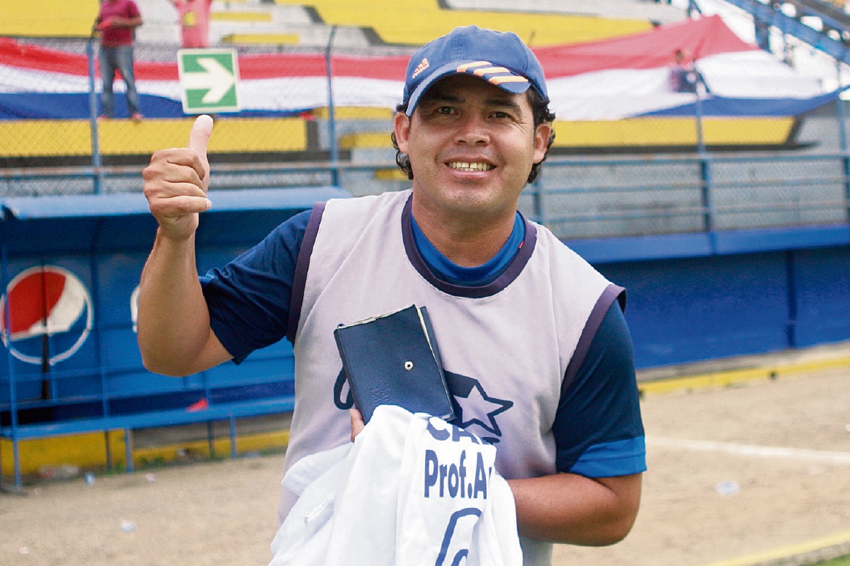 Sergio Guevara, técnico de Mictlán, aún no ha firmado un nuevo contrato con el equipo, pero espera solventar esa situación en esta semana. (Foto Prensa Libre: Jesús Cuque)
