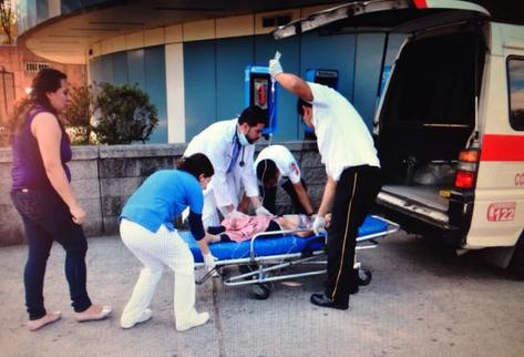 Bomberos ingresaron ayer en la tarde a la pequeña al hospital. (Foto Prensa Libre: Bomberos Voluntarios )