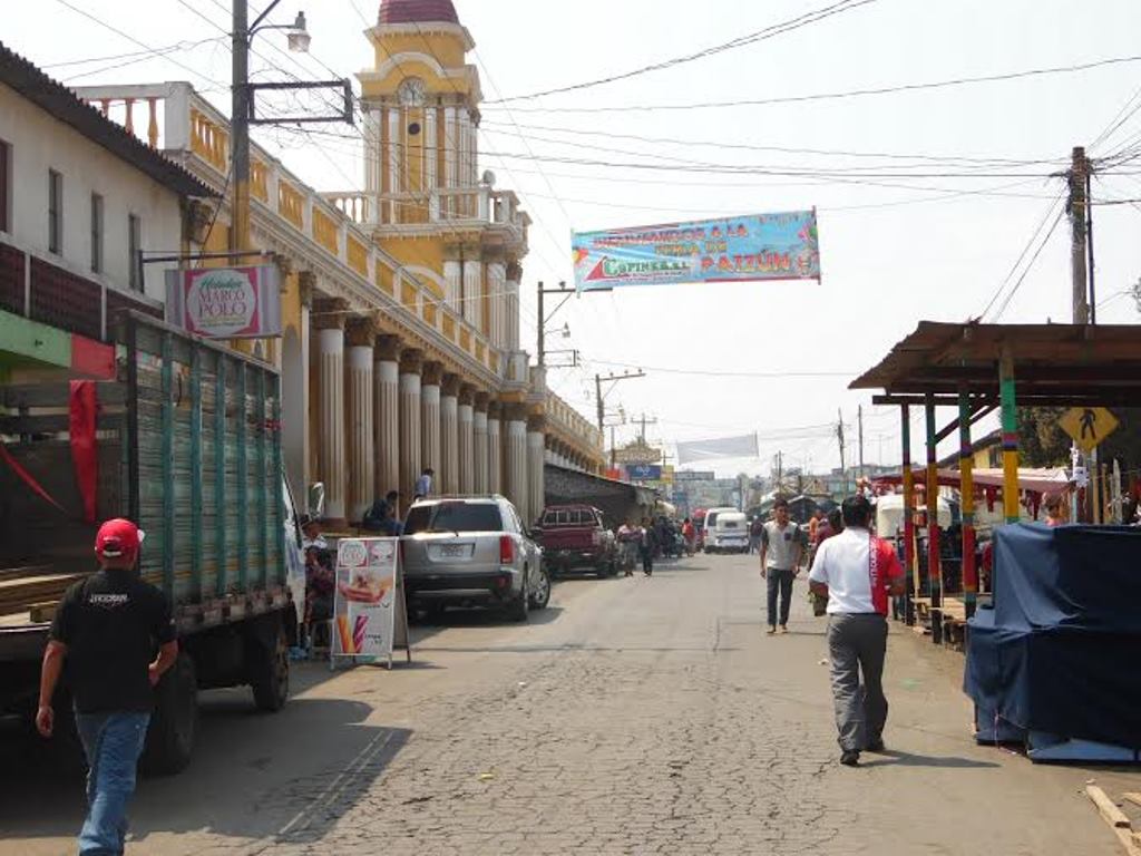 Algunos vecinos  de Patzún caminan para llegar a su destino, debido al paro de buses.  (Foto Prensa Libre: José Rosales).