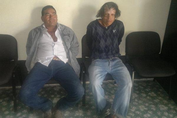 Los dos capturados sindicados de homicidio permanecen en la subestación de San Bartolomé Jocotenango. (Foto Prensa Libre: Óscar Figueroa) <br _mce_bogus="1"/>