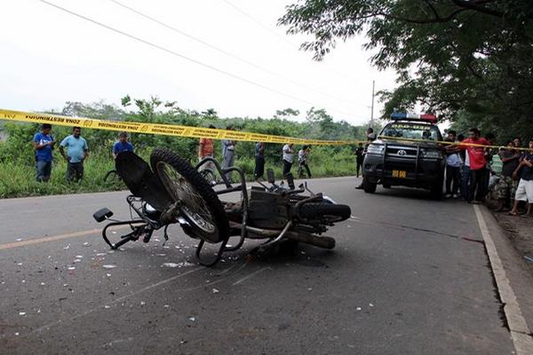 Motorista muere al colisionar contra un camión, en Retalhuleu. (Foto Prensa Libre: Rolando Miranda)<br _mce_bogus="1"/>