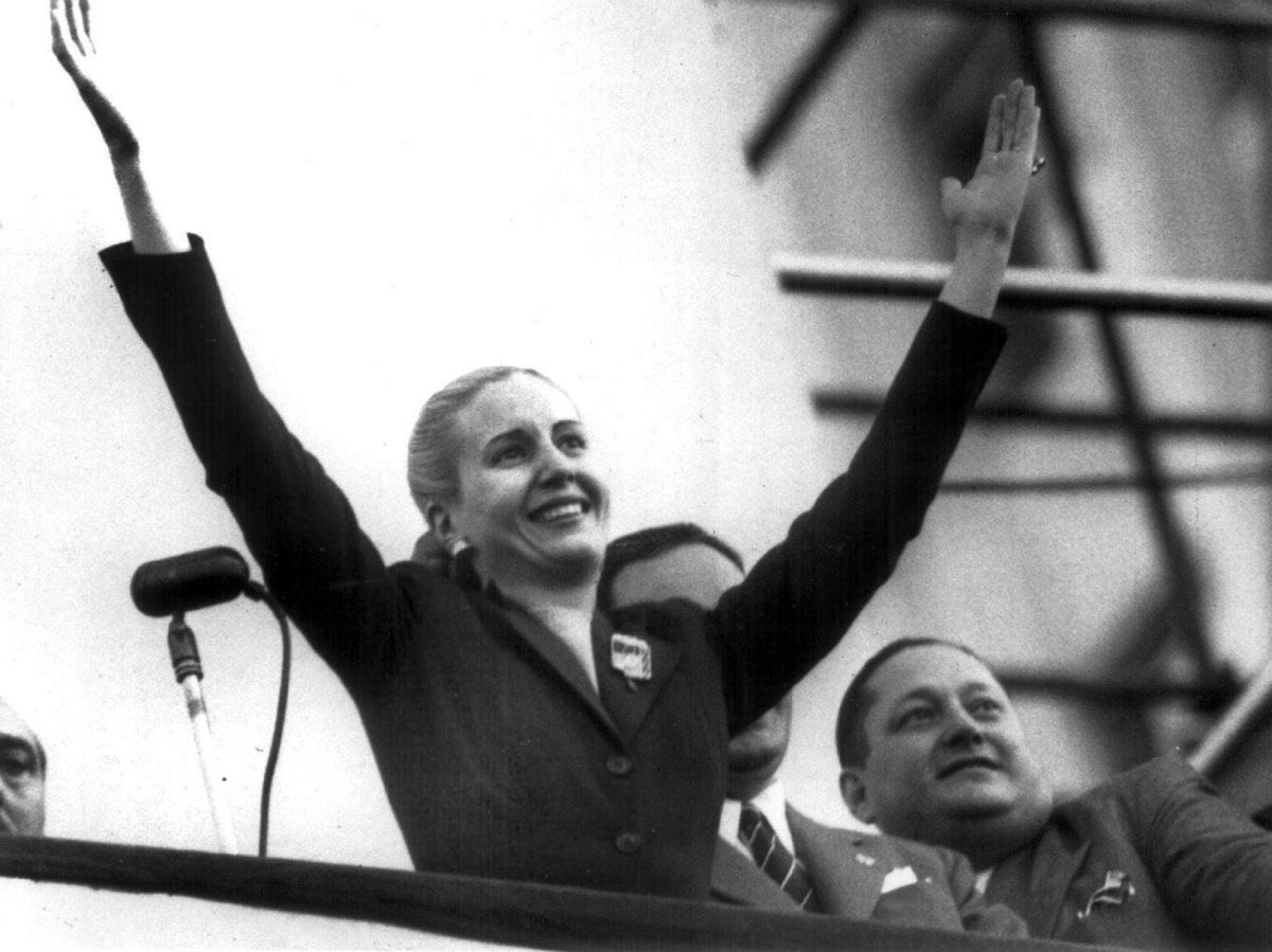 Eva Perón saluda a simpatizantes en 1951. (Foto: AP)