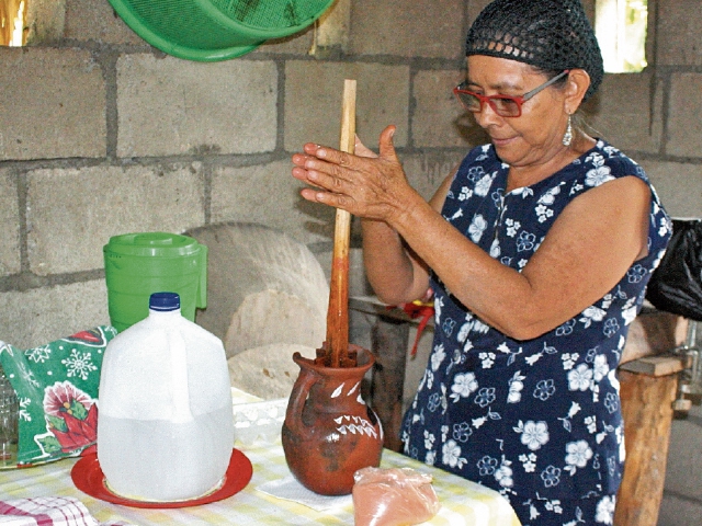 Rosaura Nufio prepara el tiste en un cántaro de barro, para darle un toque tradicional. (Foto Prensa Libre: Héctor Contreras)