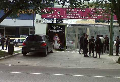 Dos mujeres murieron este martes cuando ocurrió un ataque, en el interior de un salón de belleza, ubicado en la Avenida Las Américas, zona 13. (Foto Prensa Libre: Mynor Toc)