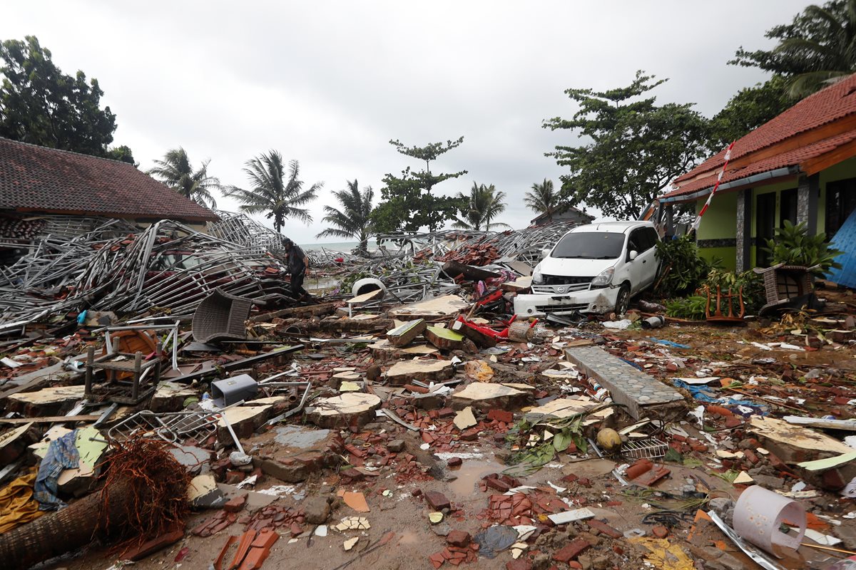 Los daños causados por el tsunami son incalculables en el estrecho de Sonda, que separa las islas indonesias de Sumatra y Java. (Foto Prensa Libre: EFE)