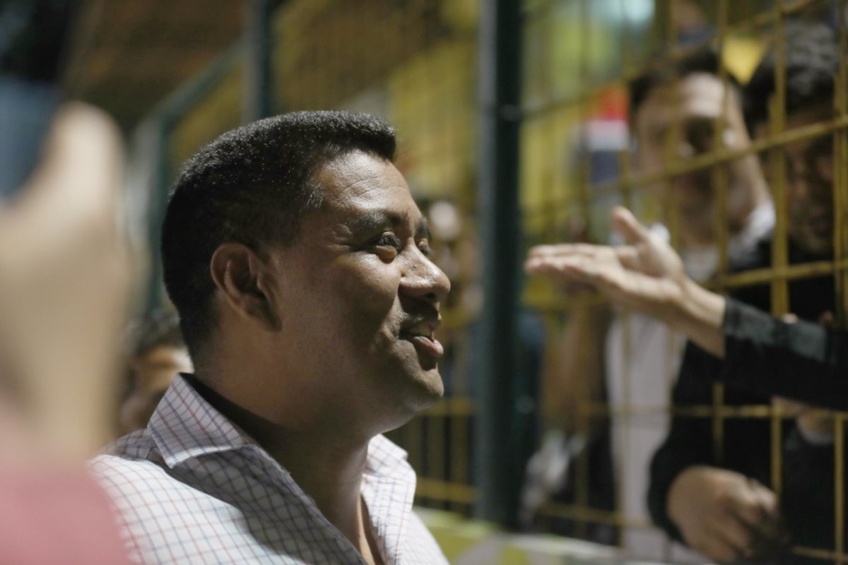 Gonzalo Romero habla con los algunos de los pocos aficionados de Deportivo Petapa que asistieron al estadio Julio Armando Cóbar para el partido contra Antigua GFC. (Foto Prensa Libre: Edwin Fajardo)