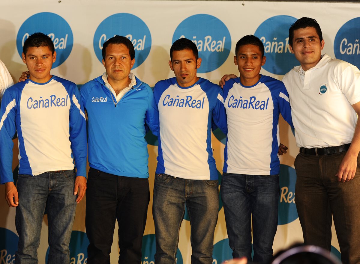 Domingo Icó, Carlos Trejo, Mario Pacay y Víctor González, integran el equipo de atletismo Caña Real. (Foto Prensa Libre: Francisco Sánchez).
