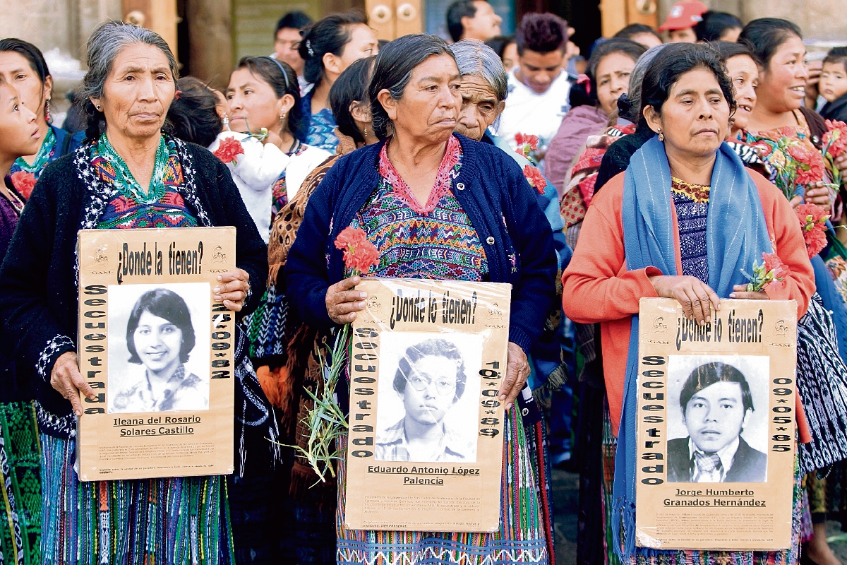 El PNR fue creado en el 2003 con el objetivo de resarcir a las víctimas del conflicto armado. Impunity Watch contabiliza 200 mil muertos. (Marcha en el día de la dignidad de las víctimas del conflicto armado interno, varias personas salen de la catedral hacia congreso de la república, portando claveles y fotografías.
(Foto Prensa Libre: Erick Avila. )