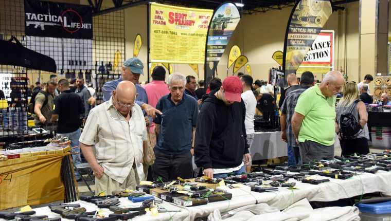 Aficionados de las armas asisten al sur de Florida Gun Show de armas en Dade County Youth Fairgrounds en Miami, Florida. (Foto Prensa Libre:AFP).