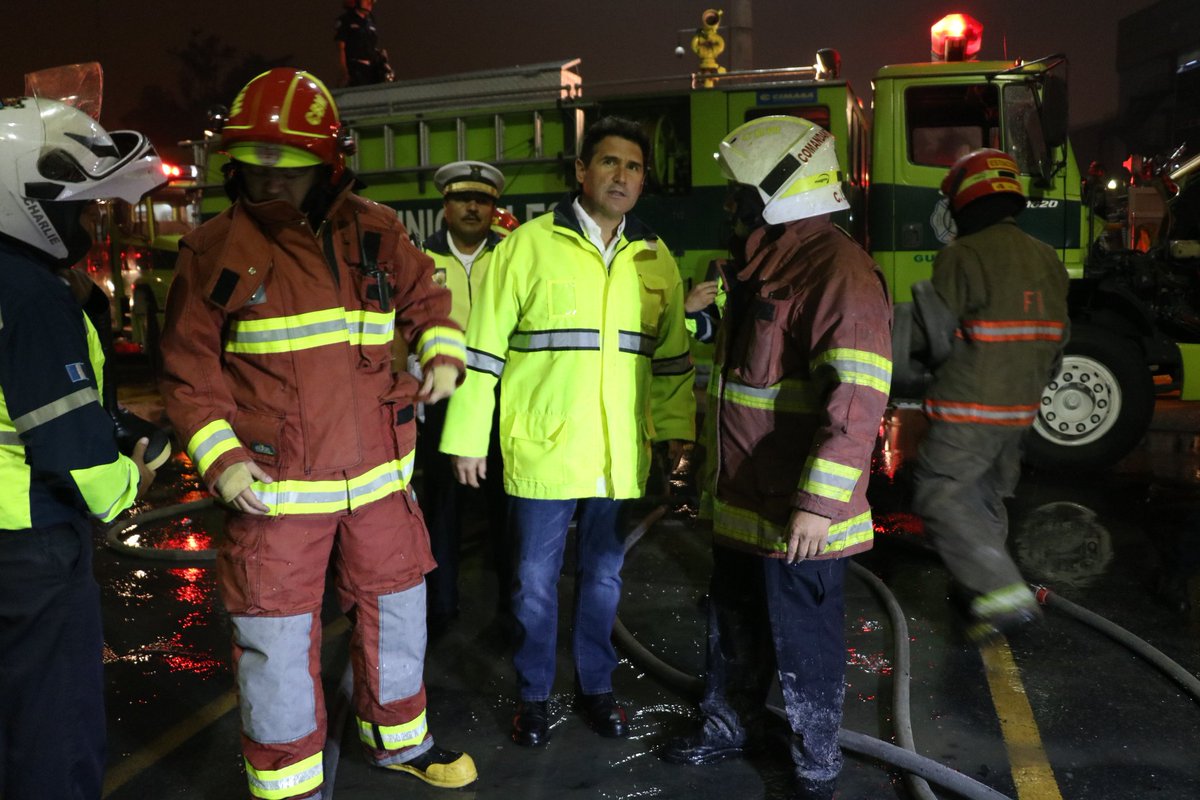 El alcalde Ricardo Quiñónez también llegó al centro comercial donde se produjo el incendio.