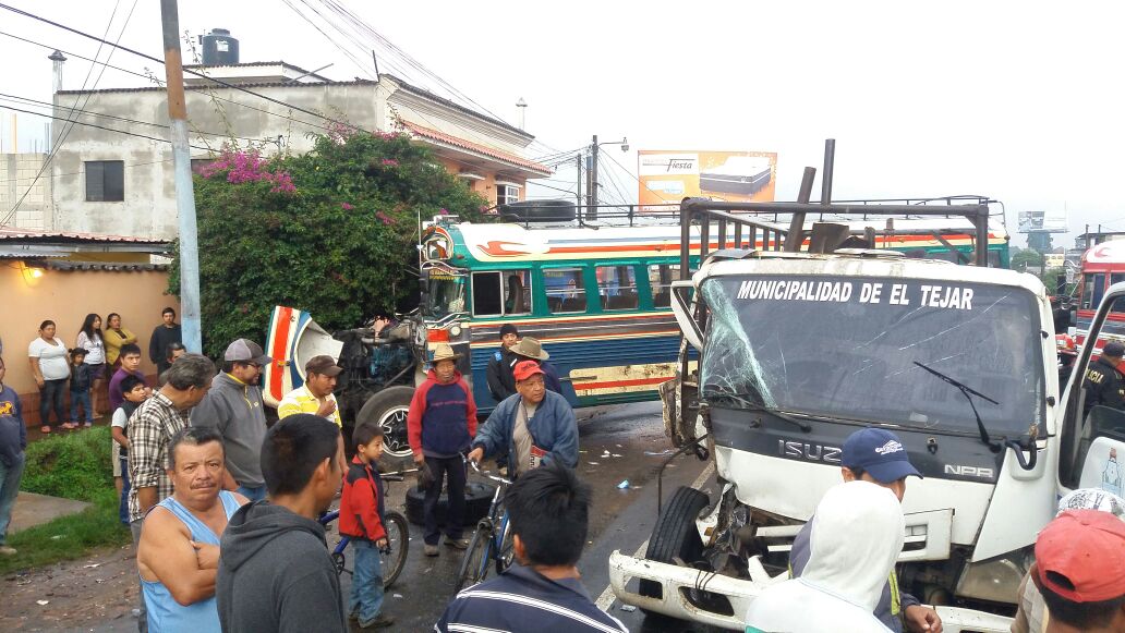 Los heridos fueron trasladados por socorristas al Hospital Nacional de Chimaltenango y al Instituto Guatemalteco de Seguridad Social. (Foto Prensa Libre: Víctor Chamalé)