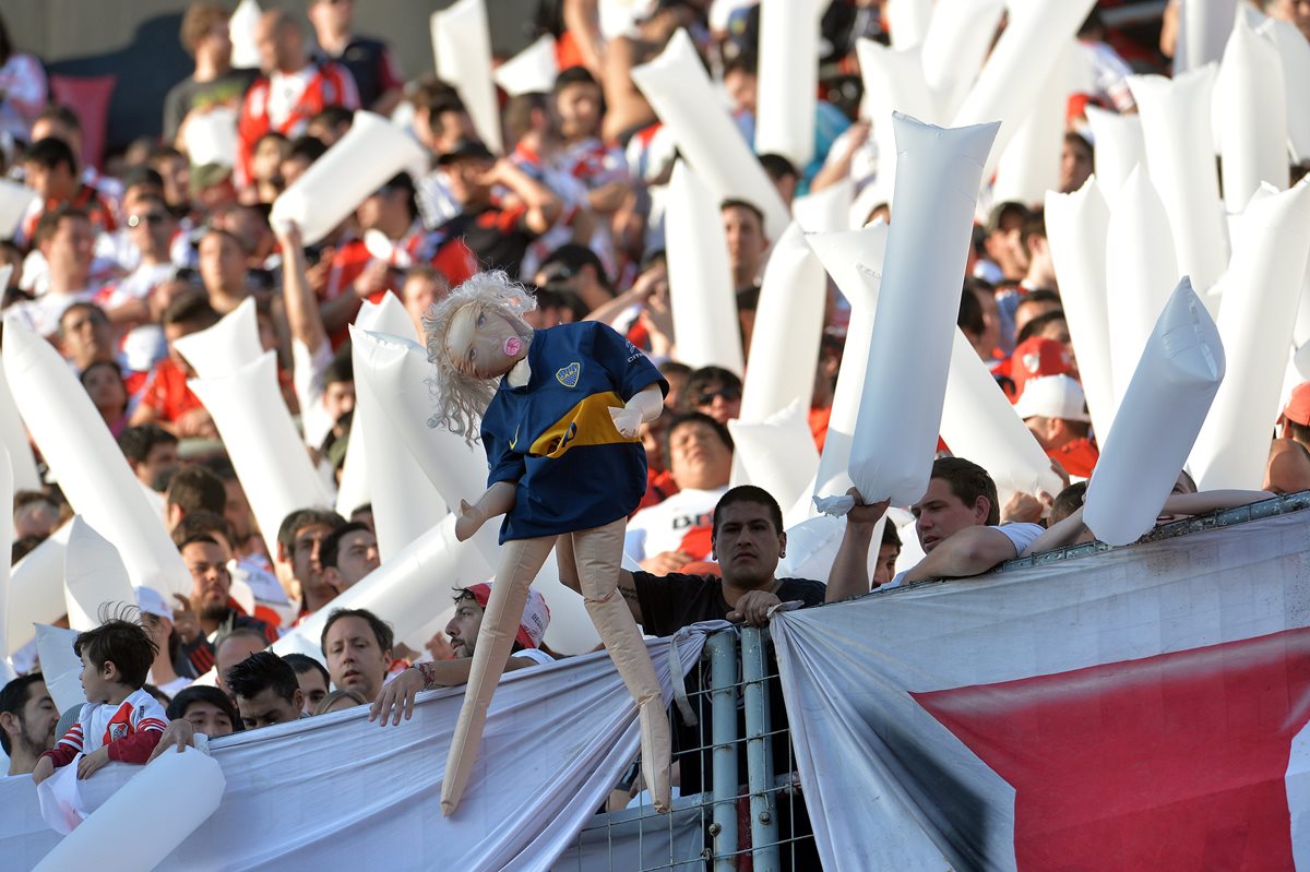 Aficionados de River Plate durante el clásico de futbol argentino frente a Boca Junior en el estadio Monumental. (Foto Prensa Libre: EFE)