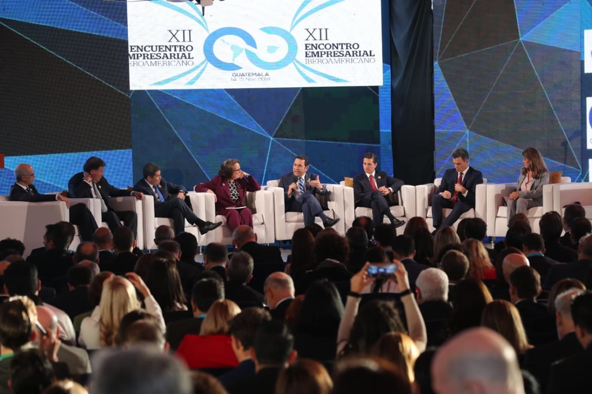 El panel entre presidentes con empresarios de Iberoamérica fue parte de la clausura de la agenda de este jueves, en el Encuentro Empresarial Iberoamericano. (Foto Prensa Libre: Érick Ávila)