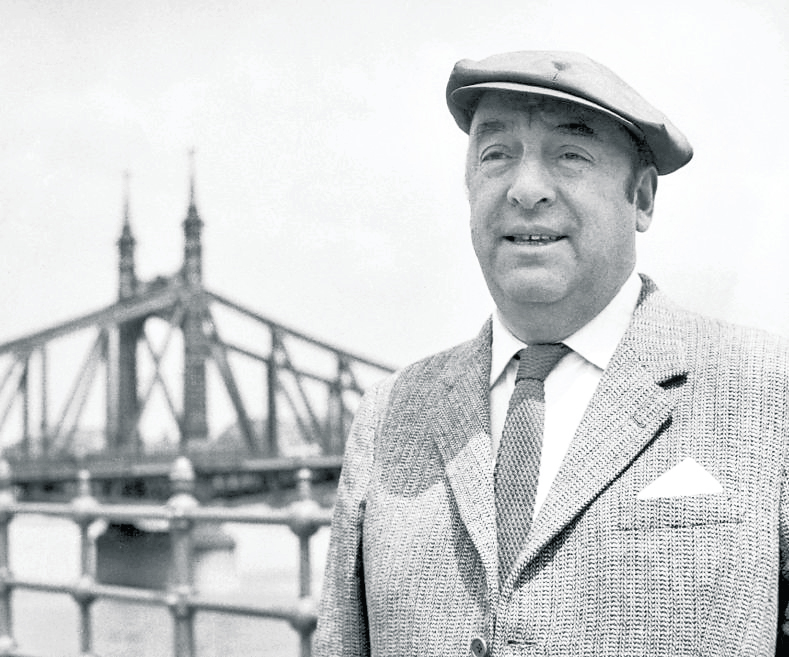 Pablo Neruda es el autor de los versos de amor que más se han oÌdo y recitado en el siglo XX y XXI. En la foto, el poeta, en Budapest. Al fondo el puente de La libertad, sobre el río Danubio, en 1956. (Foto Prensa Libre: EFE).