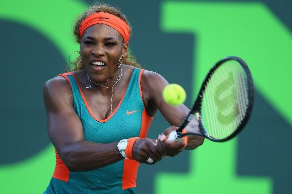 Serena Williams devuelve un remate en el Torneo Masters 1000 de Miami. (Foto Prensa Libre: AFP)