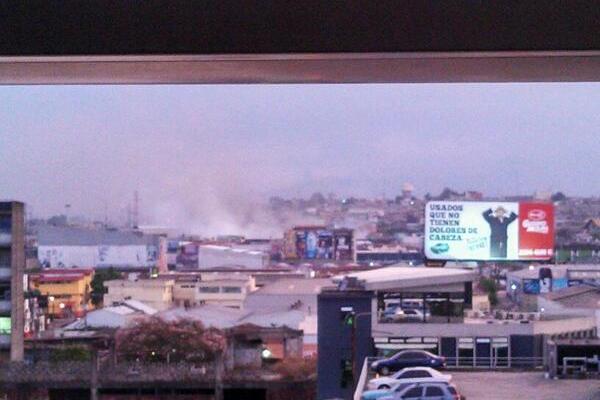 Usuario de Twitter reporta reactivación de incendio dentro del mercado (Foto: @maykolluna)<br _mce_bogus="1"/>