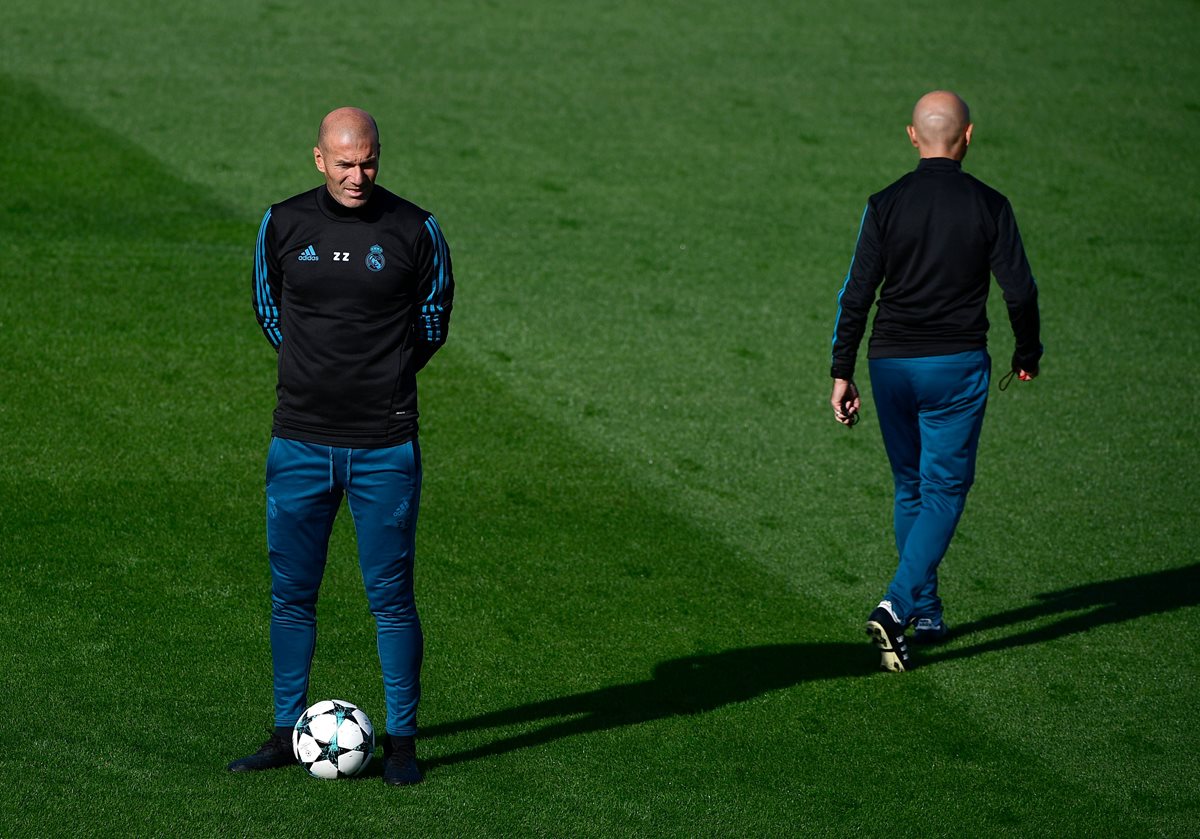 Zinedine Zidane, técnico del Real Madrid, no pudo contar en la práctica con Varane y Navas. (Foto Prensa Libre: Hemeroteca PL)