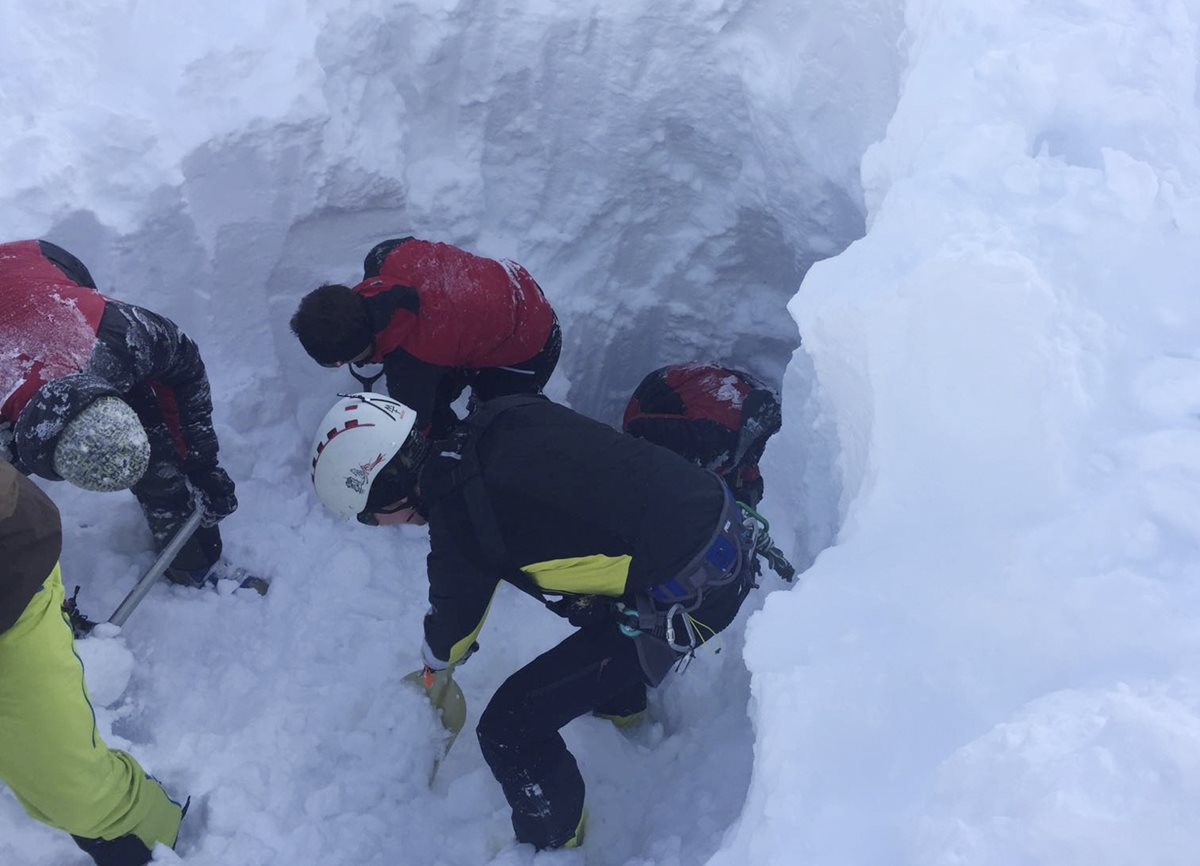 Los esquiadores fueron sorprendidos por la avalancha. (Foto Prensa Libre: AP).