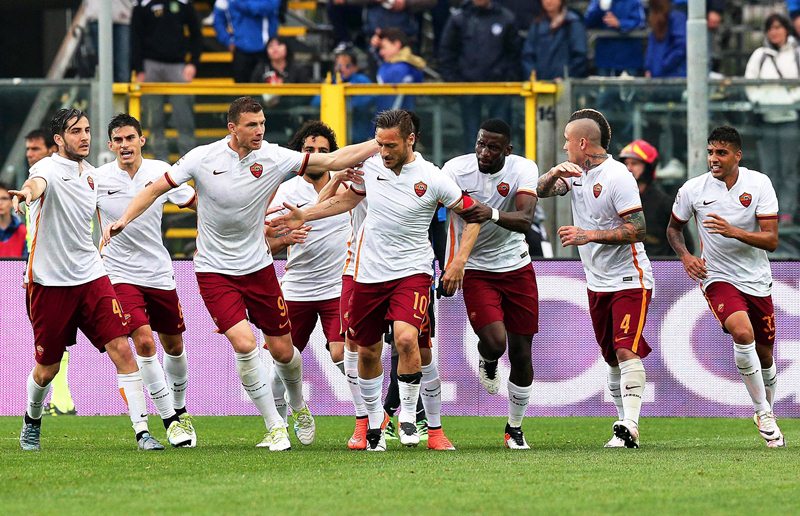 La Roma se quedó con un empate gracias a su leyenda viviente: Francesco Totti. (Foto Prensa Libre: EFE)
