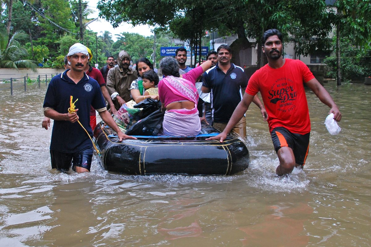 Rescatistas evacúan a pobladores de Kerala, India, por inundaciones. (Foto Prensa Libre: AFP)