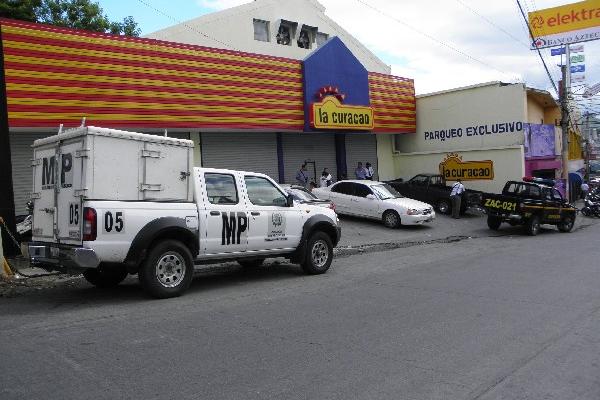 Agentes de la Policía y  del Ministerio Público   llegan al negocio  de donde ladrones se llevaron mercadería.