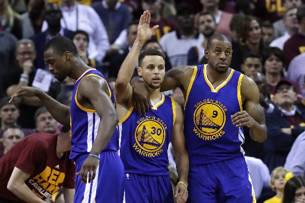 Stephen Curry y Andre Iguodala, de Golden State, celebran el tercer triunfo de la serie final contra Cleveland. (Foto Prensa Libre: AFP)