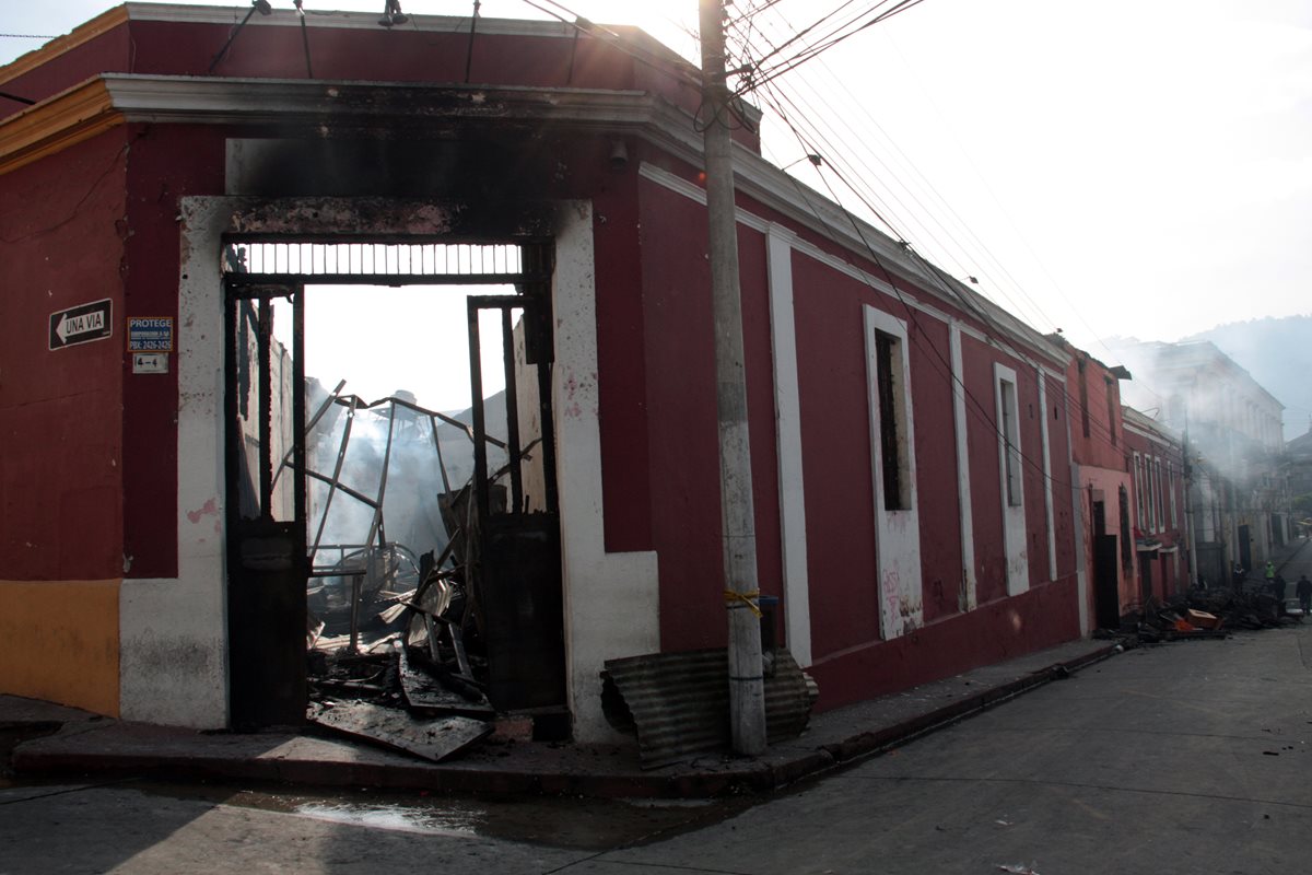El incendio consumió varios locales comerciales de la zona 1 de Xela. (Foto HemerotecaPL)