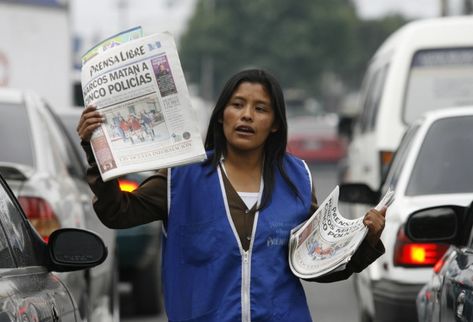 Personas de todas las edades llevan cada día Prensa Libre hacia sus lectores.