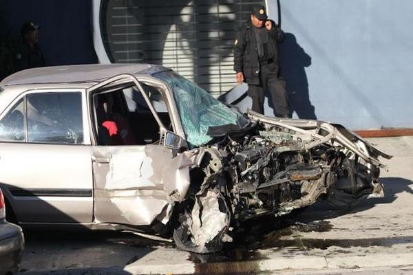 Vehículo colisionó contra muro en la zona 12. (Foto Prensa Libre: Erick Ávila)