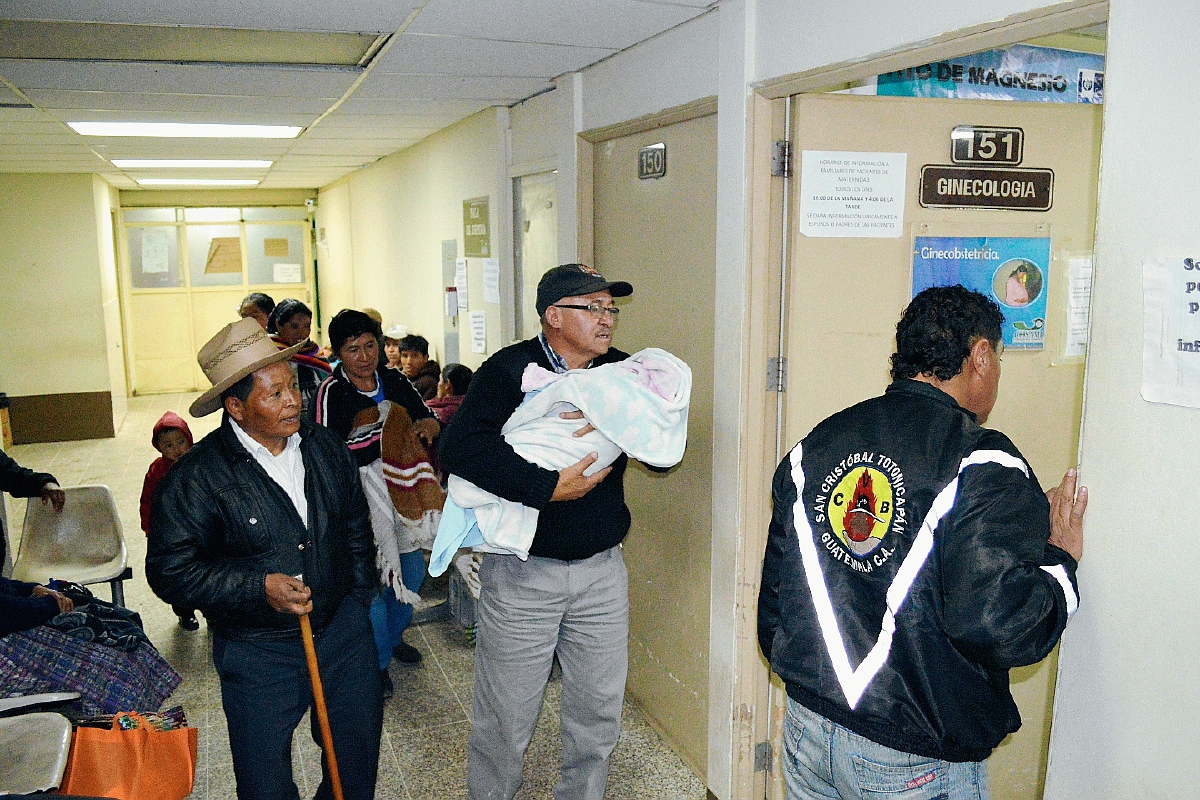 Socorristas de  San Cristóbal Totonicapán trasladan hacia  el Hospital Nacional de Totonicapán a un bebé que fue  abandonado (Foto Prensa Libre: Édgar Domínguez)