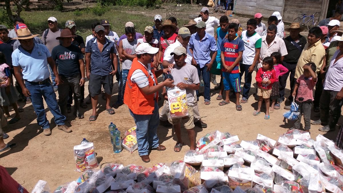 Familias afectadas por las inundaciones en Sayaxche, Petén, reciben víveres. Personal de Conred y Cervecería Centroamericana asisten a comunidades. (Foto Prensa Libre: Rigoberto Escobar)