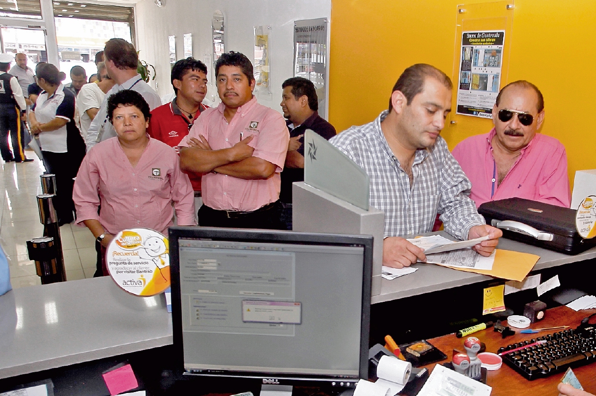 El sistema bancario ofrece diversas formas de financiamiento rápidas para el pago de deudas y compra de bienes. (Foto Prensa Libre: OSCAR RIVAS)
