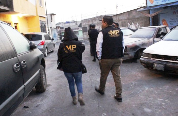 El Ministerio Público allana viviendas en busca de extorsionistas. (Foto Prensa Libre: MP)