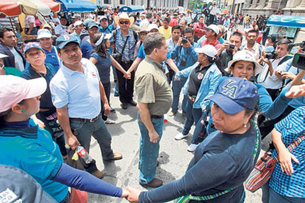 Maestros del STEG, liderados por Joviel Acevedo, planean salir a las calles. (Foto Prensa Libre: Archivo)