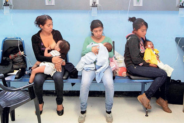 En Pediatría, madres tienen que sostener a sus niños, debido a la carencia de camas o camillas.